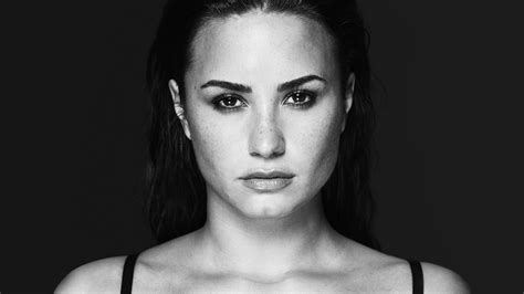 Download Demi Lovato Monochrome Beautiful 2018 2560x1440 Wallpaper