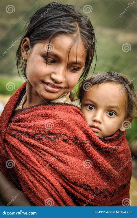 schwester und bruder in nepal redaktionelles stockbild bild von asiatisch bruder 84911479