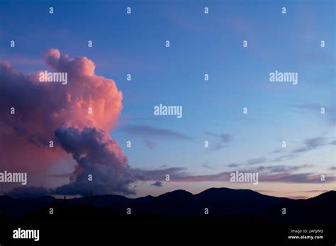 Towering Cumulonimbus Cloud Hi Res Stock Photography And Images Alamy