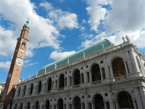 Basilica Palladiana Migliaia Di Turisti In Visita Al Monumento