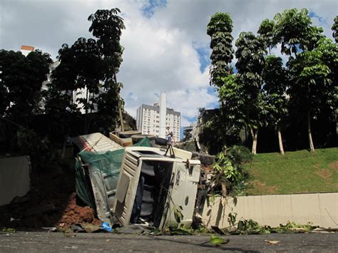 G1 Caminhão Invade Playground De Condomínio Na Zona Sul De Sp Notícias Em São Paulo