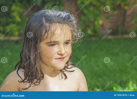 Девушка играя с водой в саде Стоковое Фото изображение насчитывающей сад бассеин 73951870