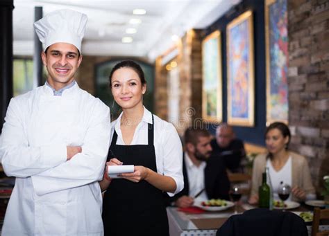Camarera Con Chef En El Restaurante Imagen De Archivo Imagen De