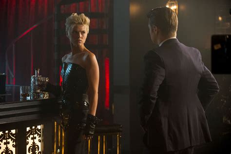 Gotham: What Jim Gordon Kissing Barbara Kean Means For Batgirl