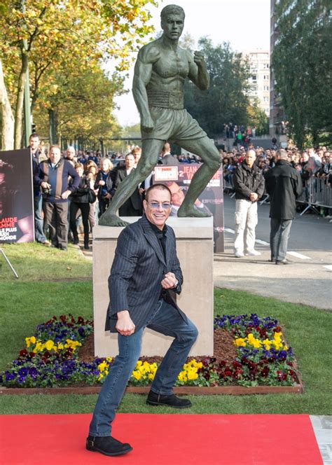 Popcorns 🍿 On Twitter La Légende Jean Claude Van Damme Pose Devant Sa Statue à Anderlecht En