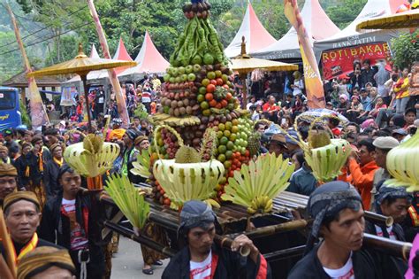 Akulturasi Antara Tradisi Lokal Hindu Budha Dan Islam Di Indonesia