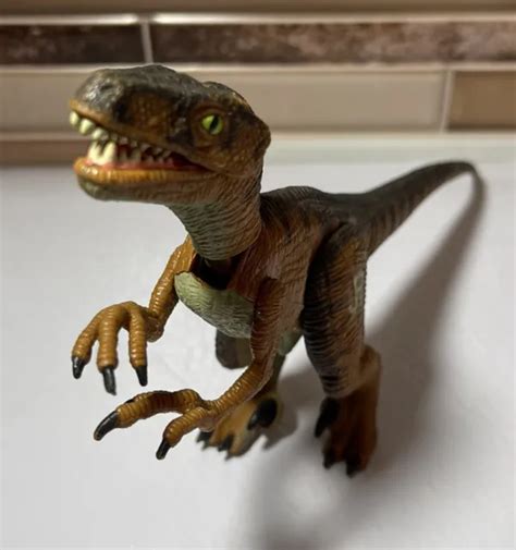 Vintage Kenner Jurassic Park Velociraptor Dino Strike Jaws Raptor