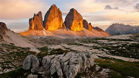 Le Tre Cime Di Lavaredo Dolomiti Italy Sunrise The First