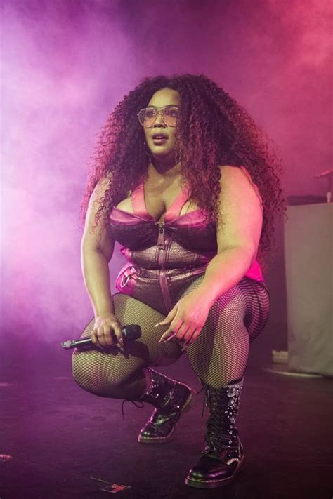 Relive Lizzo S Best Looks From Her Siren Red Vmas Dress To The Tiny Purse Vmas Dress Lizzo