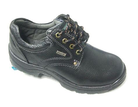 Oscar safety shoes are designed to help eliminate the work hazard scenarios that may injure the feet. Oscar Safety Shoes 801 - 93A