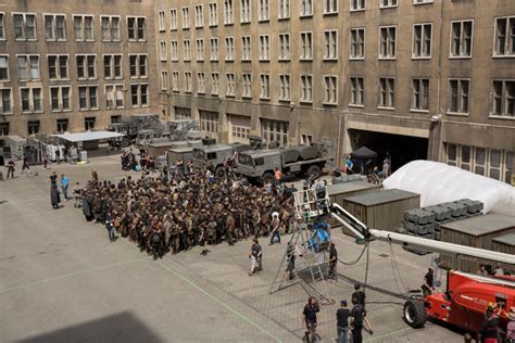 Das 313 meter lange, 89 meter breite und fast 40 meter hohe gebäude wurde nach plänen der berliner architekten ralf. Die Welt der Drehorte: Die Tribute von Panem