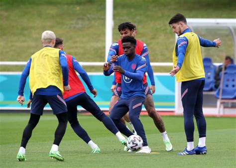 Roy keane has blasted england's senior stars for letting 'young kid' bukayo saka take his side's crucial fifth penalty in sunday night's defeat to italy. Watch Rashford nutmeg Saka in England training as relaxed ...
