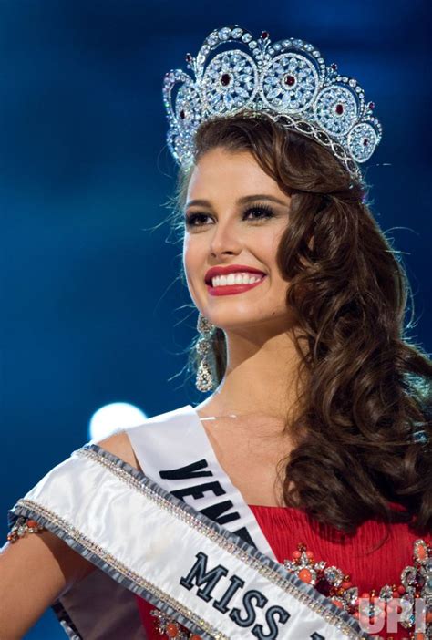 Photo Miss Venezuela Stefania Fernandez Is Crowned Miss Universe 2009