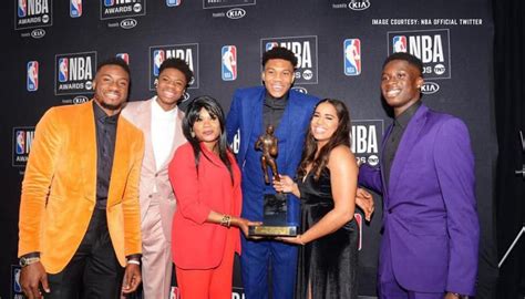 Giannis antetokounmpo doesn't have a girlfriend right now. Who is Giannis Antetokounmpo girlfriend? Mariah Riddlesprigger is a childhood Lakers fan