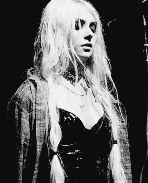 Pin By Meeks On Reckless Taylor Momsen The Pretty Reckless Women