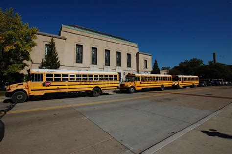 Los Autobuses Escolares Parquearon En Un Estacionamiento En White