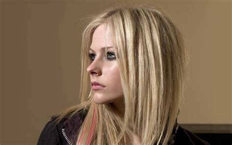 Girl Face Smoky Eyes Blonde Avril Lavigne Looking Away Wallpaper