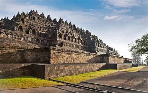 Meski begitu akhirnya candi borobudur disepakati masuk dalam peninggalan agama dan kerajaan budha. Wisata Seru di Borobudur Magelang | Milda Ini