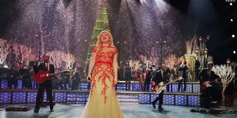 Underneath The Tree Video Gets Kelly Clarkson In The Christmas Spirit Huffpost