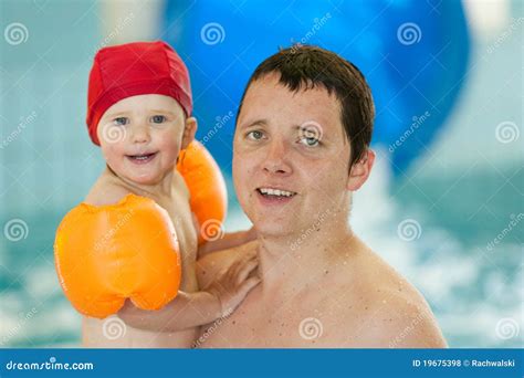 vater mit schätzchen im swimmingpool bilden spaß stockfoto bild von mann schwimmen 19675398