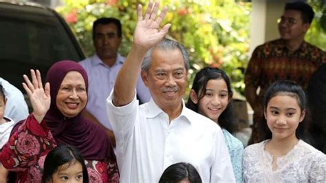 Mahathir mohamad a dictator during his. Muhyiddin Yassin take oath as a eighth prime minister of ...