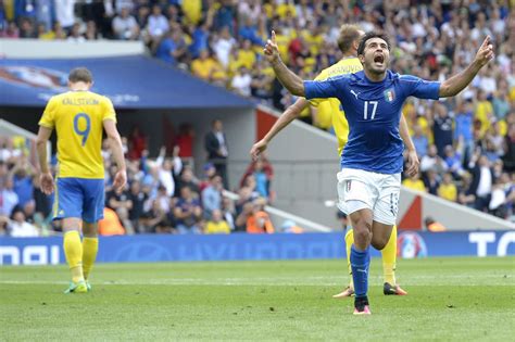 Se gioca l'italia, l'italiano medio vuole stare a casa a vedere la partita; Italia vs Svezia - Europei 2016 - Il Fatto Quotidiano