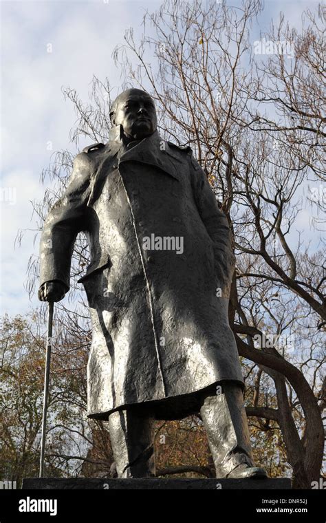 Statue Von Sir Winston Churchill In London England Stockfotografie Alamy