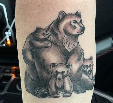 Mama Bear With Her Three Cubs Cubs Tattoo Panda Tattoo Bear Tattoos