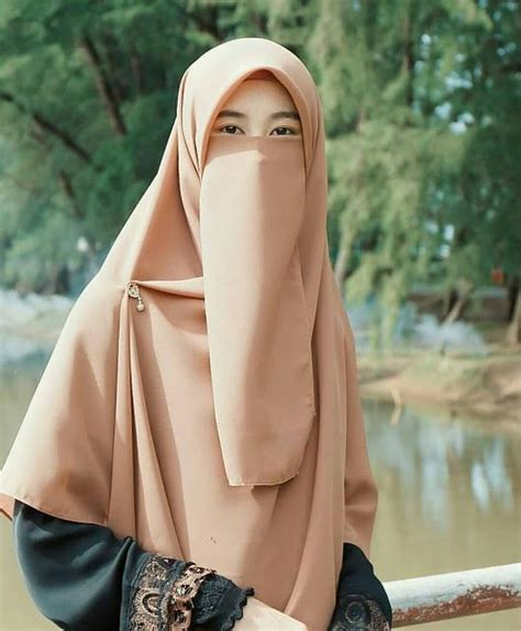 Jauh dari kesan elegan, busana hijab yang lebih edgy akan mewarnai 2020. Gambar Wanita Muslimah Bercadar Cantik Dan Anggun ...