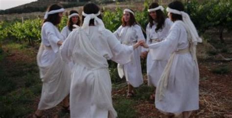 טו באב (חמישה עשר בחודש אב) מצוין ביהדות כמועד בסימן פיוס ונחמה בעם ישראל. Tu Beav 5779 טו באב - Studii Ebraice