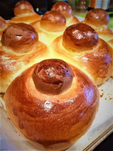 Sicilian easter cuddura cu l'ova is a traditional sicilian bread nestled with eggs and presented to family and friends each easter. Sicilian Easter Bread / Neapolitan Stuffed Easter Bread I ...