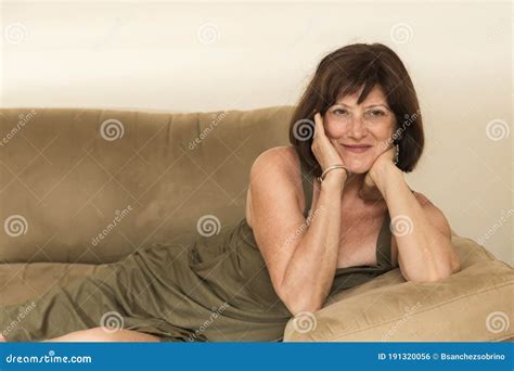 躺在沙发上的成熟女人 库存照片 图片 包括有 查找 妇女 成人 微笑 倾斜 轻松 沙发 典雅