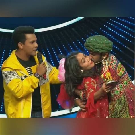 Indian Idol 11 Neha Kakkars Kissing Video Goes Viral On Social Media Indian Idol 11 के सेट पर