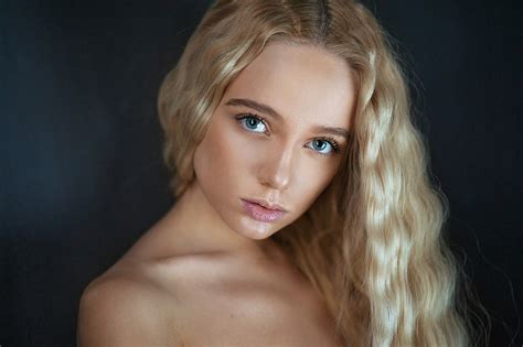 Mujeres Maxim Maximov Rubia Ojos Azules Fondo Simple Cara Retrato