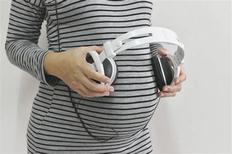 Mujer Embarazada Tocando Su Vientre Con Las Manos Foto Premium