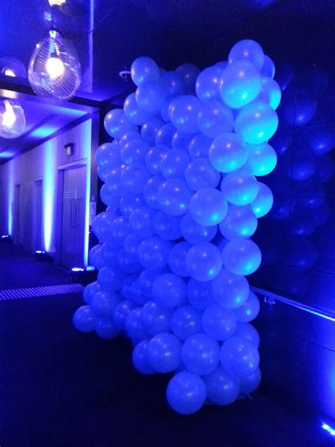 Leave some slack in the center of your tablecloth so it can hold a bunch of balloons. Rigged balloon wall with special netting - made with 16 ...