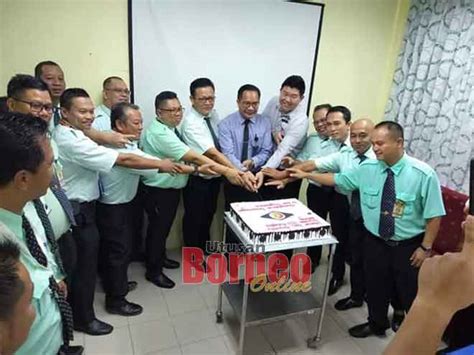 Kerjaya penolong pegawai farmasi merupakan pasukan yang bertanggungjawab dalam penjagaan kesihatan yang membantu memberi perkhidmatan penjagaan farmaseutikal kepada pelanggan di bawah penyeliaan pegawai farmasi. Sikap profesional melaksana tugas harus menjadi amalan ...