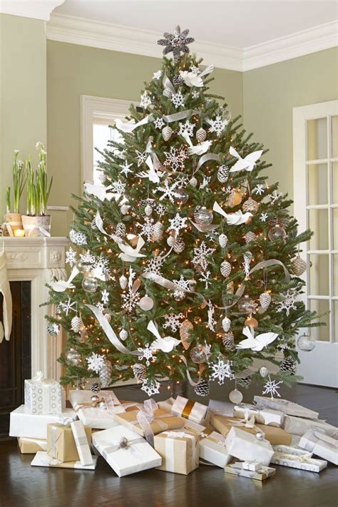 50+ statement christmas tree decor ideas for a memorable celebration. 10 Christmas Tree Decorating Ideas - Lauren Nelson