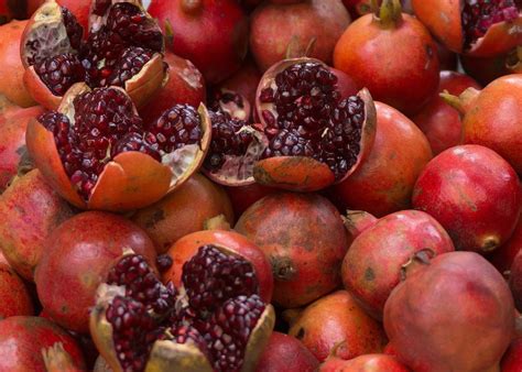 Get to the juicy center of this superfood with this easy method. Do You Eat the Seeds of Pomegranates? | POPSUGAR Food