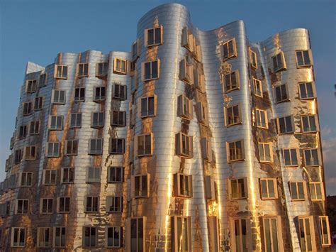 El complejo de edificios que consta de tres edificios separados, fue diseñado por el arquitecto. Gehry: Der Neue Zollhof building - a photo on Flickriver
