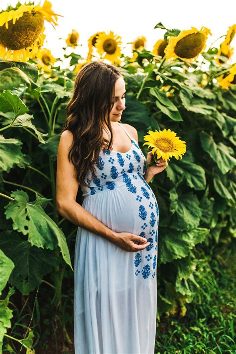 sunflower field maternity nashville tennessee photographer michelle ch… outdoor maternity