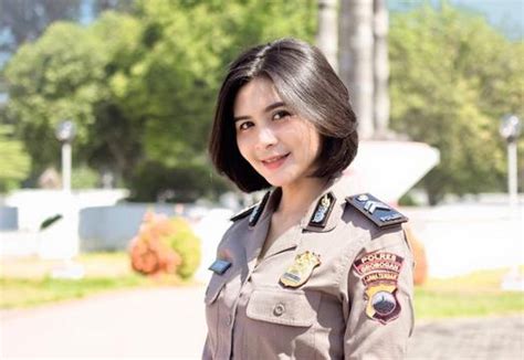 85 Gambar Model Rambut Pendek Wanita Polwan Tampil Kece Yang