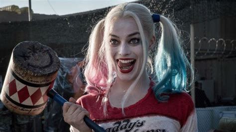 Idc what yall say, i love harley quinn's new look. Margot Robbie Returns as Harley Quinn in First 'Birds of ...