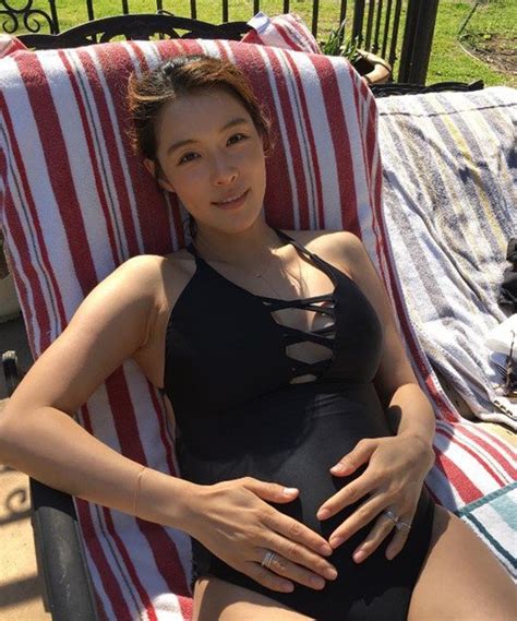 오늘의 핫뉴스 l 황하나 김래원 김희철 루머. Kahi Shows Off Her Baby Bump In Vacation Photo | Soompi
