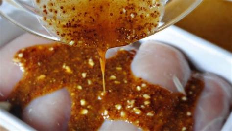 La salsa de soja es un alimento milenario, cuya primera receta nació de la fermentación de los granos de la soja y de trigo, de la que salía una masa que al mezclarse con agua se convertía en salsa. Cómo cocinar la marinada de pollo con salsa de soja.