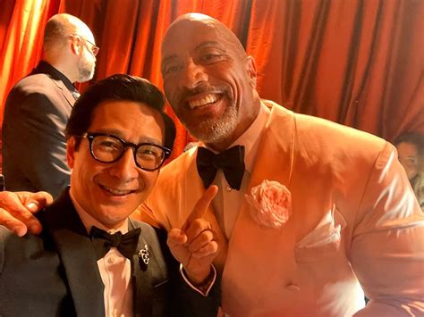 Discussingfilm On Twitter Ke Huy Quans Oscar Selfies With Andrew Garfield Dwayne Johnson