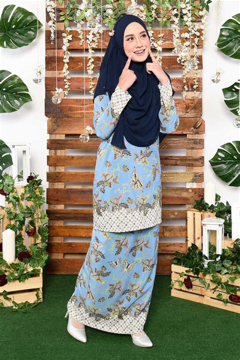 Motif batik jawa yang berkembang di jawa tengah dan yogyakarta satu ini dikatakan terinspirasi dari bentuk buah kolang kaling, kemudian bentuk yang lonjong ini disusun empat sisi membentuk lingkaran. Baju Kurung Batik Naida - Sky Blue - MuslimahClothing.Com