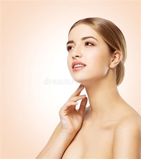 Frauen R Hrendes Gesicht Sch Nheit Vorbildliches Skin Care Sch Nes