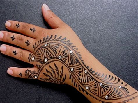 Because henna tattoos are temporary you can get them and expect them to fade very quickly, unlike a regular tattoo! Beautiful Henna Fake Tattoo For Girls - Inofashionstyle.com