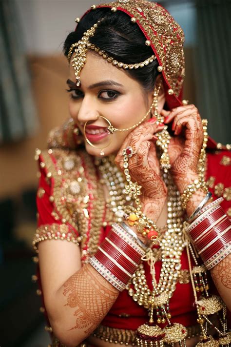 Pin By Jyoti Choudhary On Dulhan Images Indian Wedding Poses Indian Wedding Couple